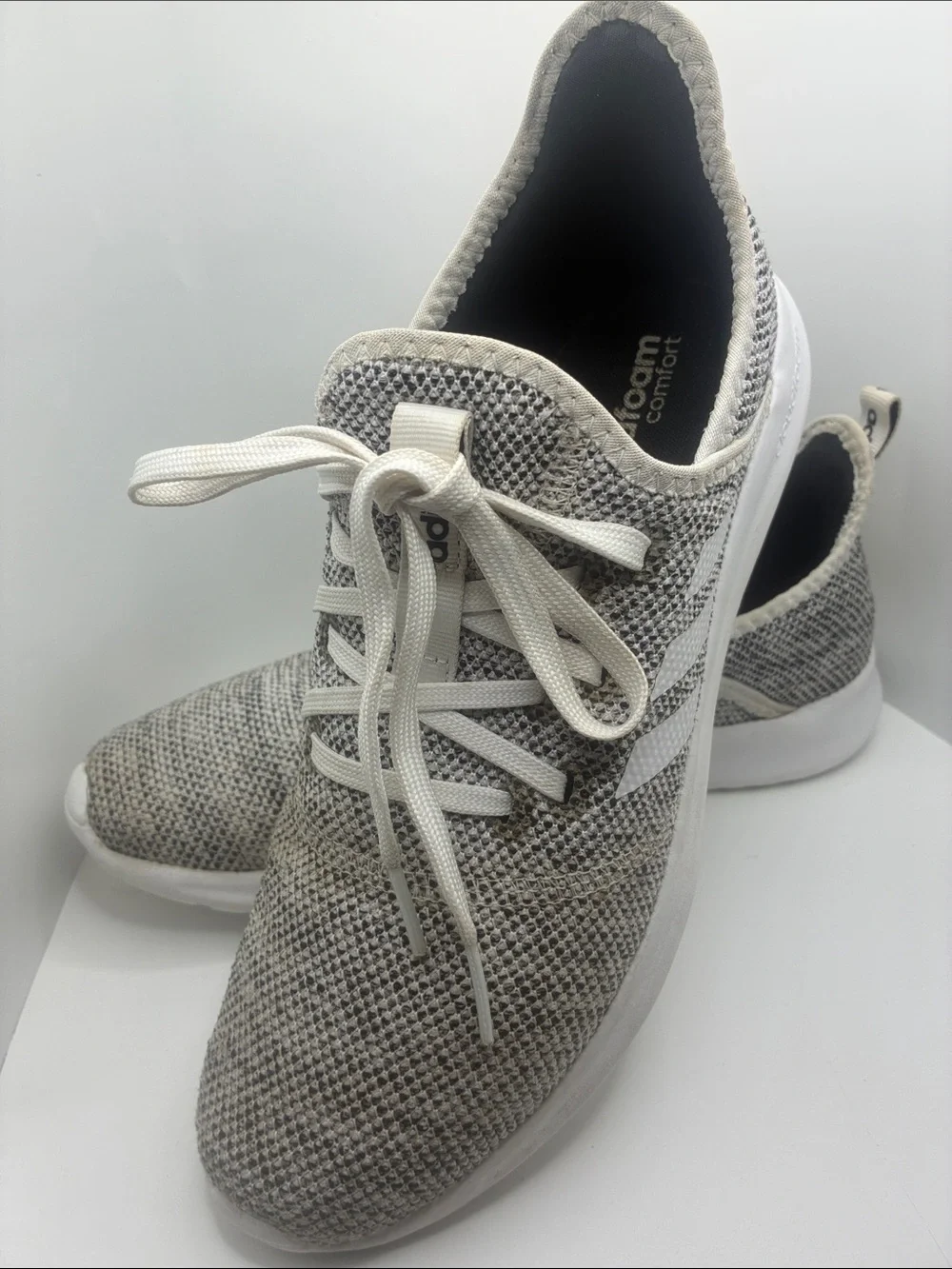 ADIDAS WOMENS RUNNING SHOE/ COMFORT FIT/ SLIDE ON/ LACE FRONT DESIGN /. SIZE 8